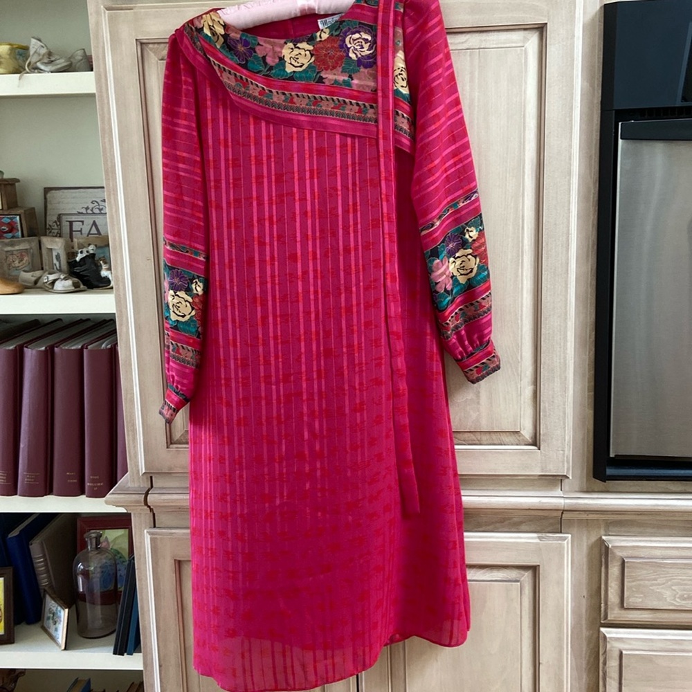 Mavinette vintage dress. Sz 8 shift fuchsia floral euc